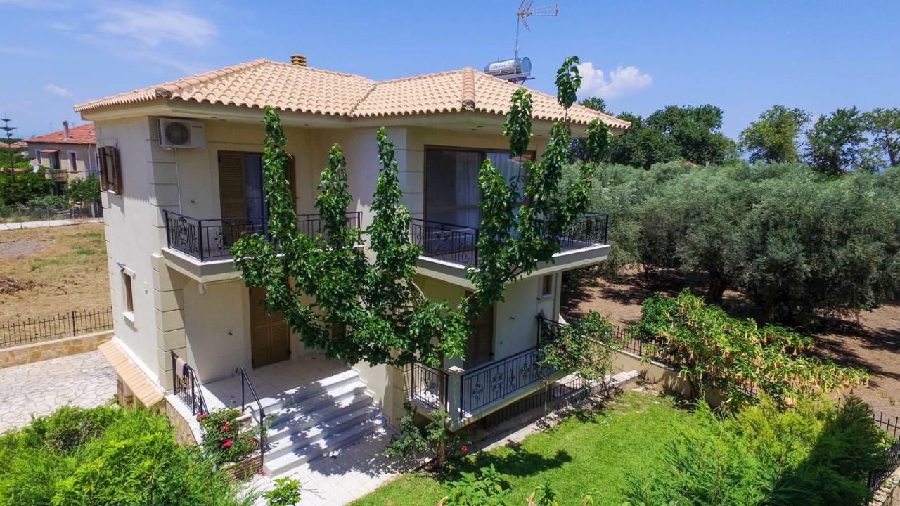 Maison Fleurs Diakopto Exterior photo